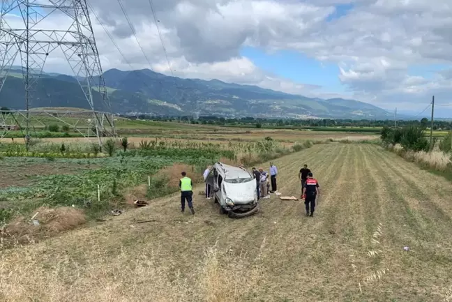 TOKAT'TA HAFİF TİCARİ ARAÇ ŞARAMPOLE DEVRİLDİ 5 YARALI