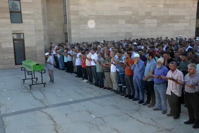 Son dakika haberleri... Aracıyla baraj gölüne düşerek hayatını kaybeden sürücünün cenazesi defnedildi