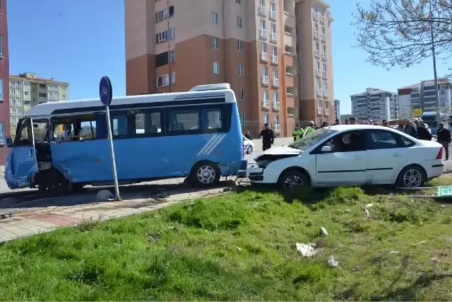 Edirne'de otomobil, yolcu minibüsüne çarptı: 5 yaralı