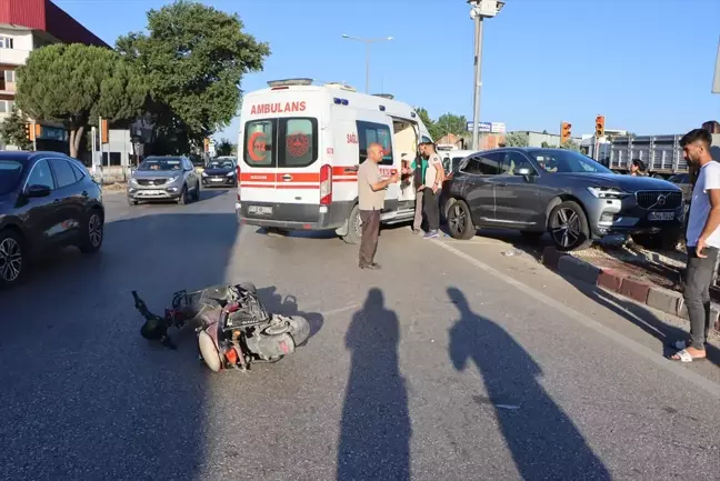 Manisa'da elektrikli bisiklet ile otomobil çarpıştı, bir çocuk yaralandı
