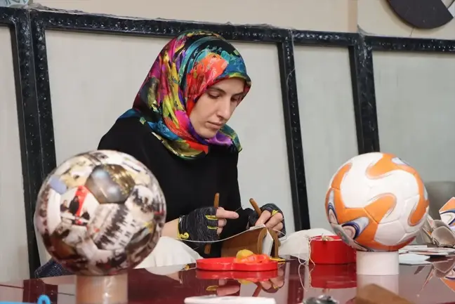 Kula'da Kadınlar Futbol Topu Üretimiyle Aile Bütçelerine Destek Oluyor