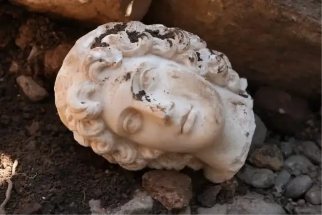 Konuralp Antik Kenti'nde Büyük İskender'e Ait Portre Baş Bulundu