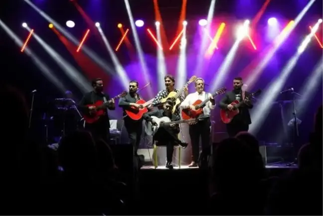 Çeşme Festivali'nde Chico & the Gypsies ve Ege sahne aldı