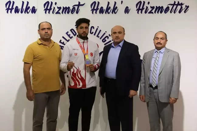 Milli sporcu Sadin Şahin Nizip Belediye Başkanı Mehmet Sarı'yı ziyaret etti