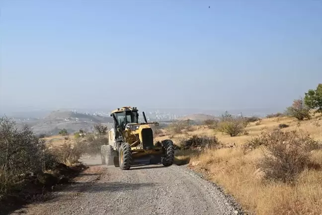 Malatya Yeşilyurt ilçesinde depremlerde hasara uğrayan yollarda yenileme çalışması