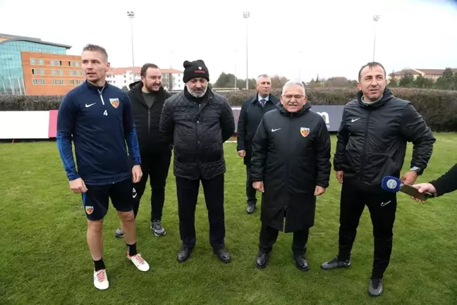 Kayseri Büyükşehir Belediye Başkanı Memduh Büyükkılıç, Kayserispor Kulübünü ziyaret etti