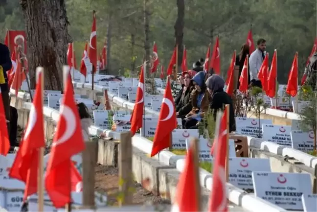 Kahramanmaraş'ta Depremde Hayatını Kaybedenlerin Yakınları Mezarlıklarda Dua Etti