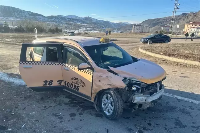 Giresun'da Otomobil Çarpışması: 3 Kişi Yaralandı