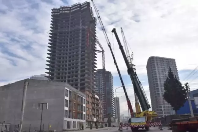 İzmir'deki otel inşaatında kule vincin devrilmesi davasında adli kontrol şartı kaldırıldı