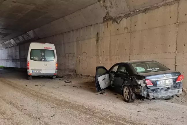 Burdur'da öğrenci servisi ile otomobil çarpıştı: 11 öğrenci yaralandı