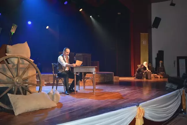 Malatya'da Cumhuriyet'e Doğru adlı tiyatro oyunu sahnelendi