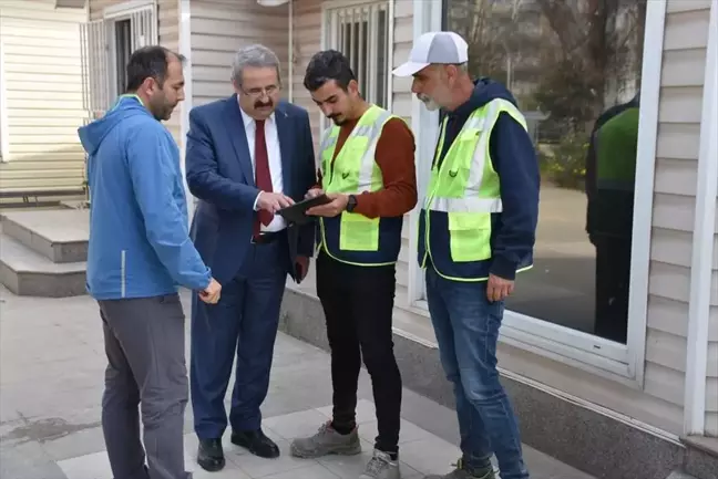 Salihli Kaymakamı Mehmet Kamil Sağlam, Ramiz Turan Spor Kompleksi inşaatını inceledi