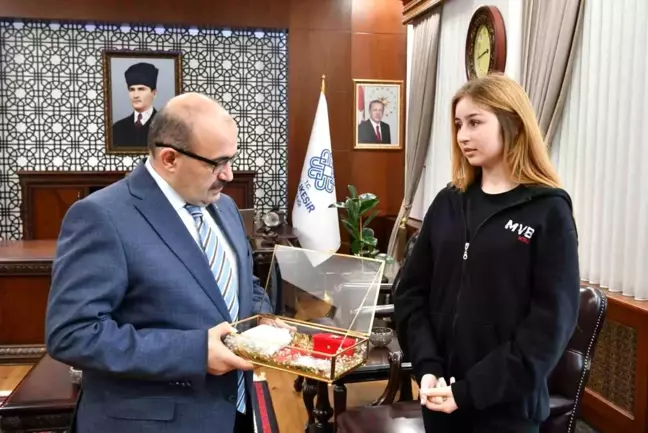 Çanakkale Şehitlerini Anma Haftası'nda 'Şehitlik Toprağı' Vali'ye Takdim Edildi