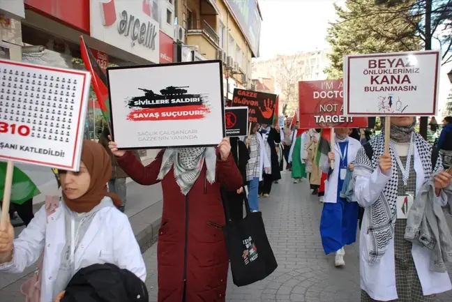 Eskişehir'de Hekimler ve Sağlık Çalışanları İsrail'in Gazze Saldırılarına Tepki Gösterdi