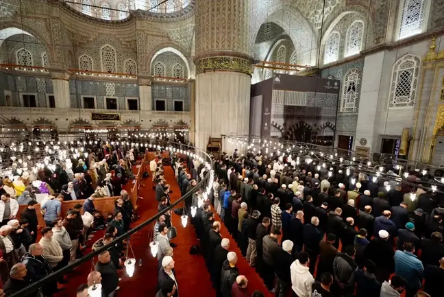 İstanbullular Ramazan Ayının Son Teravih Namazını Kıldı