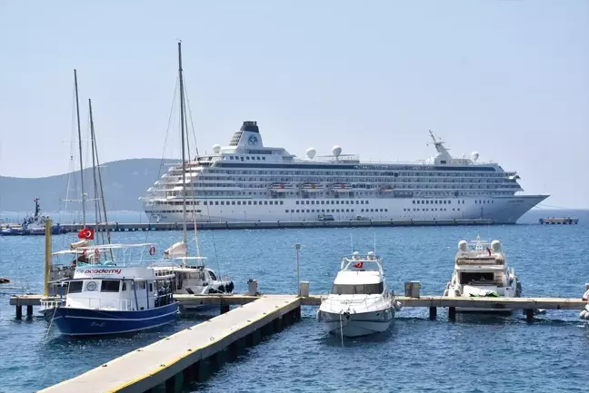 Bahamalar bayraklı kruvaziyer Bodrum'a geldi