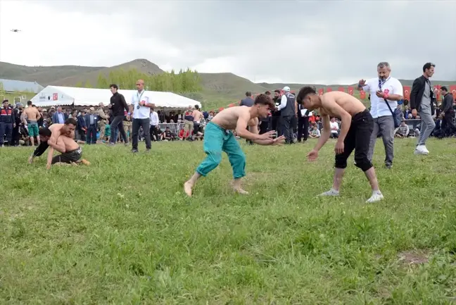 Kars'ta Geleneksel Karakucak Güreş Şenlikleri Düzenlendi