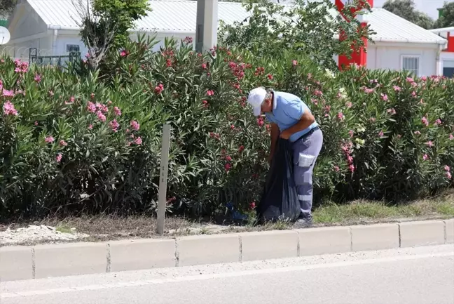 Hatay Büyükşehir Belediyesi Refüj ve Kaldırımlarda Temizlik Çalışması Yaptı