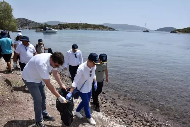 Bodrum'da Gönüllüler Plaj Temizliği Yaptı