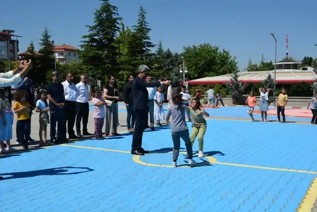 Malatya'da Okulların Bahçelerine Geleneksel Çocuk Oyun Alanları Oluşturuldu