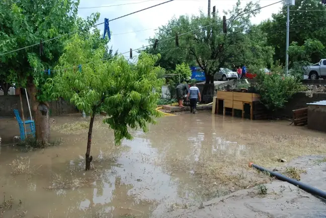 Çanakkale'de sağanak nedeniyle ev ve iş yerlerinde su baskınları