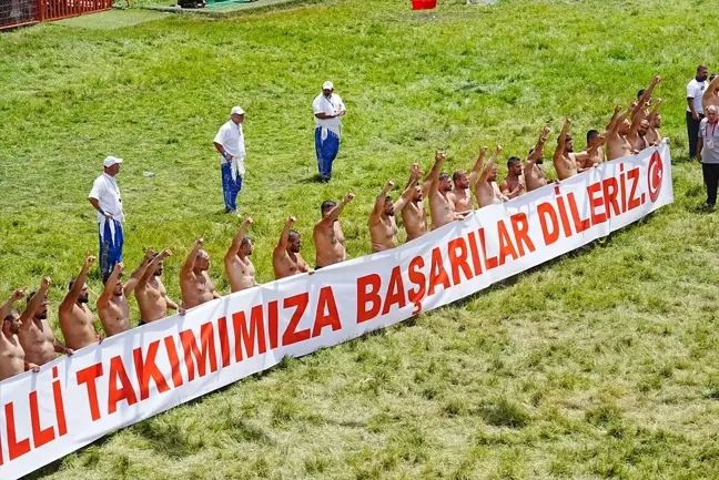 Kırkpınar Yağlı Güreşleri'ne katılacak başpehlivanlar 'Bozkurt' işareti yaptı