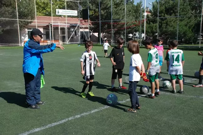 80 yaşındaki futbol antrenörü İsmail Yıldız, yarım asra yakın süreyi antrenörlükte geçirdi