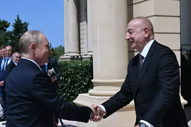 Putin, Azerbaycan'da Cumhurbaşkanı Aliyev ile görüştü