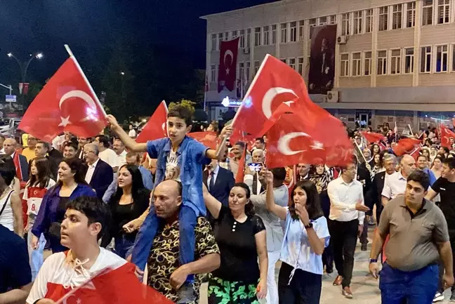 Kırşehir'de Zafer Bayramı kutlamaları fener alayı ve konserle sona erdi