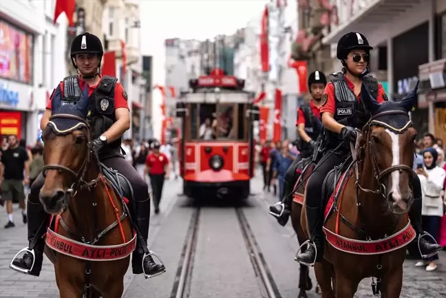 İstanbul'da Atlı Polisler Vatandaşların ve Turistlerin Gözdesi Oldu