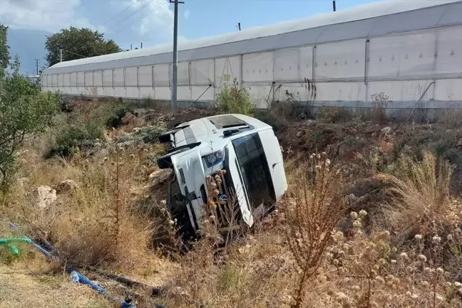 Antalya'da Tur Minibüsü Devrildi: 13 Yabancı Yaralı