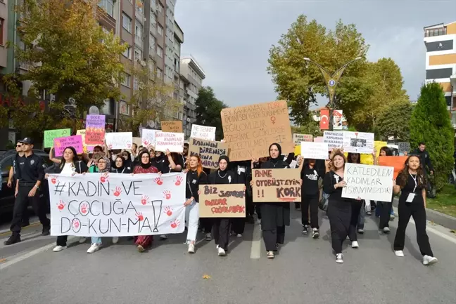 Kütahya'da Öğrenciler Kadına Yönelik Şiddeti Protesto Etti