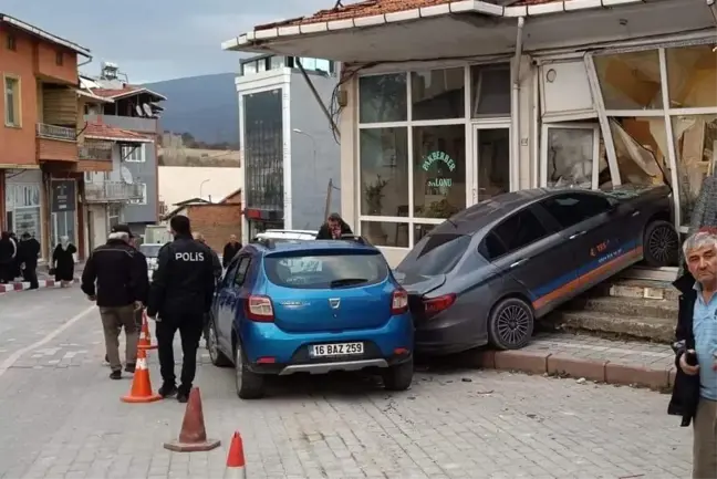 Kütahya'da Trafik Kazası: Kontrolden Çıkan Otomobil Yayaya ve Park Halindeki Araçlara Çarptı