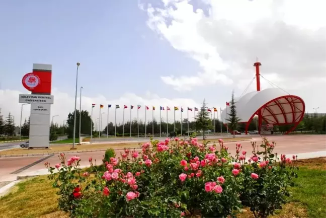 Süleyman Demirel Üniversitesi'nde Öğrenci Çatıda Düşerek Ağır Yaralandı