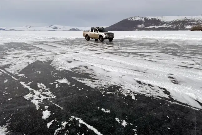 Donmuş Çıldır Gölü'nde Arazi Aracı ile Gezinti