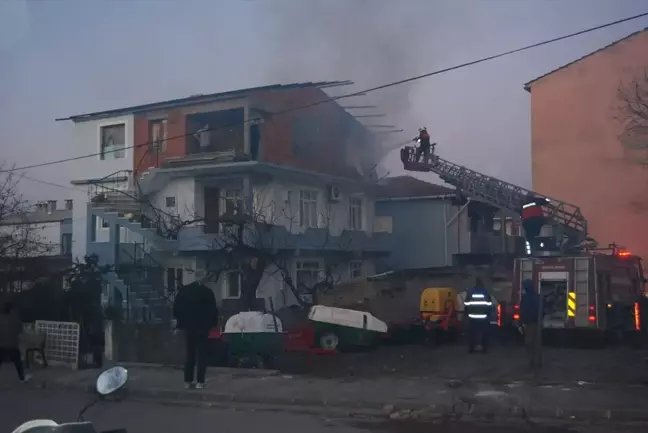 Çanakkale'de Bina Çatısında Yangın, İtfaiye Ekipleri Müdahale Etti