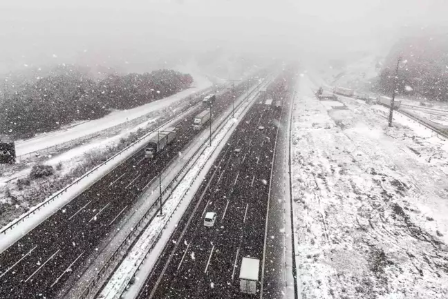 İstanbul'da Kar Yağışı Görüş Mesafesini Düşürdü