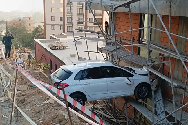 Kartal'da Otomobil İnşaat Alanına Sıkıştı, 4 Kişi Kurtarıldı