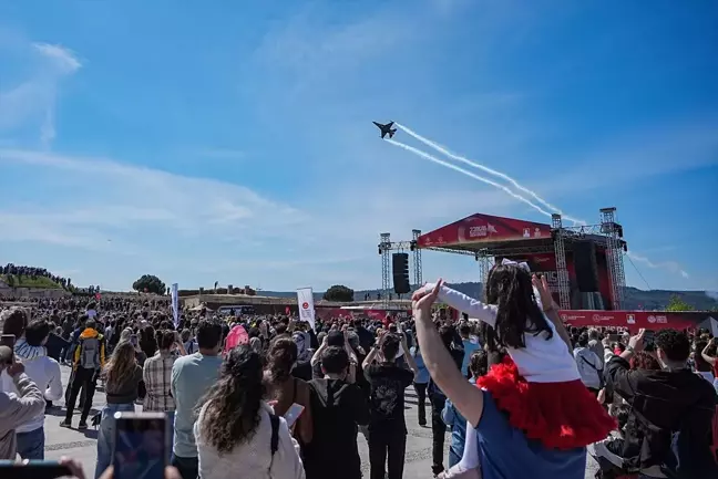 SOLOTÜRK, Çanakkale'de 23 Nisan İçin Gösteri Uçuşu Gerçekleştirdi