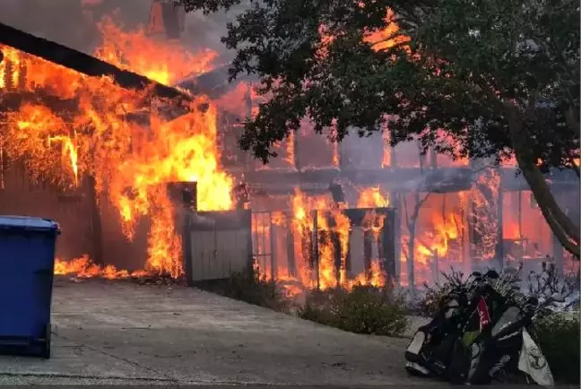 Kaliforniya'daki Yangın Sürüyor, Ölü Sayısı 11'e Yükseldi