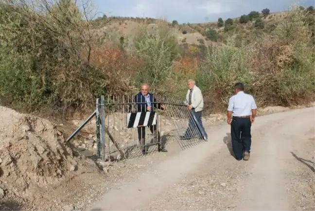Demir Kapı ile Kapatılarak Kilit Vurulan Köy Yolu Ulaşıma Açıldı