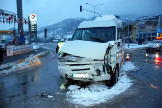 Kavşakta, Öğrenci Servisi ile Halk Otobüsü Çarpıştı: 12 Yaralı