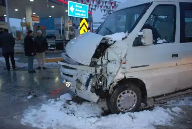Tokat'ta Okul Servisi ile Minibüs Çarpıştı: 12 Yaralı