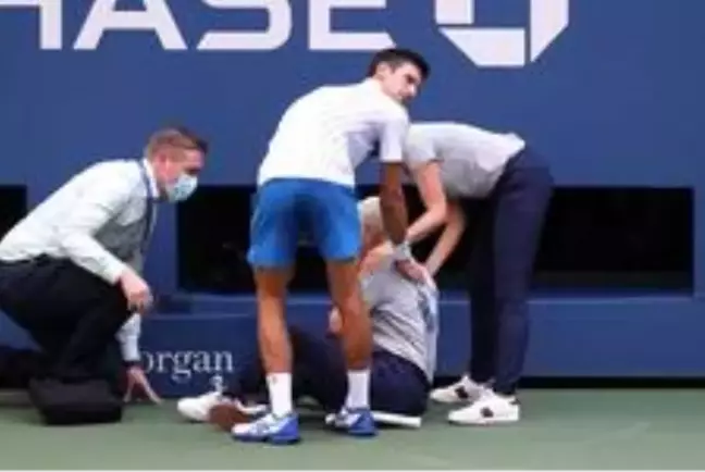 Sinirlenip rastgele vurduğu top hakemin boğazına gelince Djokovic turnuvadan diskalifiye edildi