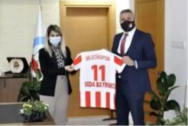 Bilecikspor Başkanı Avcı, Genel Sekreter Bayrakçı'ya Bilecikspor forması hediye etti