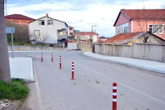 Usulsüz olarak yol geçtiğini iddia ettiği arsasını dubalarla kapatarak nöbet tuttu