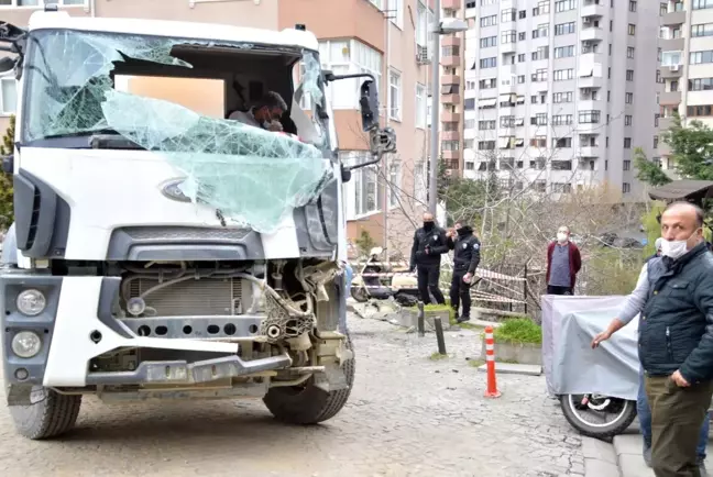 Beşiktaş'ta binaya çarpan beton mikseri vinçle kaldırıldı