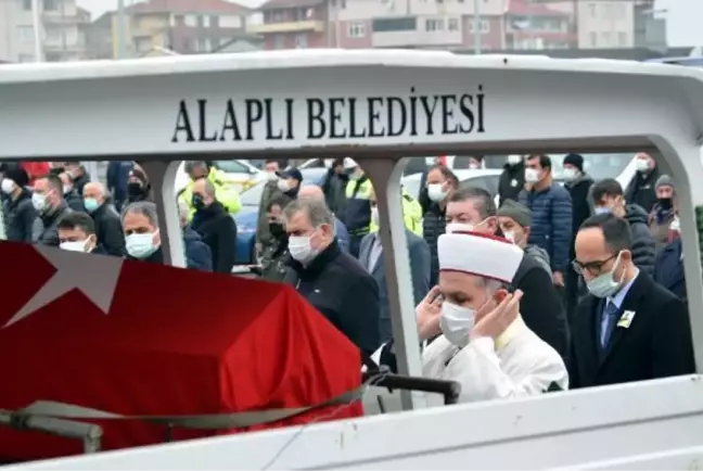 Son dakika haberleri: ANONSLA 'TEDBİR' UYARISI YAPTIĞI KORONAVİRÜSTEN HAYATINI KAYBEDEN POLİS MEMURU TOPRAĞA VERİLDİ