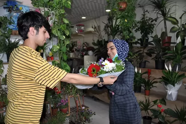 Özel gün nedeni ile kısıtlamalardan muaf tutuldular: Mardin'de çiçekçilerin Anneler Günü yoğunluğu