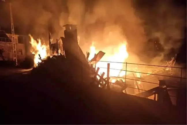 Ahşap köy evi yanarak kül oldu